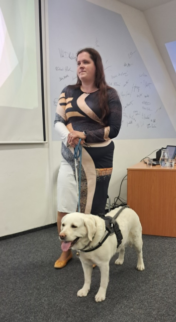 Andrea Hlaváčková s vodicí fenkou Pradou. Foto: SONS Příbram