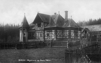Arcibiskupská myslivna na Boru v odlehlé vrcholové partii Brd z roku 1908, sloužící k zimní i letní rekreaci, byla v roce 1959 srovnána se zemí. Repro: kniha Střední Brdy na starých fotografiích a pohlednicích, Tomáš Makaj, Petr Prášil, vydavatelství Baron, 2011
