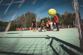 Během sportovního dne bylo pro děti připraveno 12 stanovišť. Foto: Štěpánka Poplšteinová