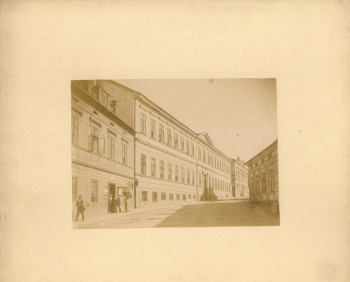 Březohorský sirotčinec zcela vzadu vlevo za radnicí a školou. Zdroj snímků (2×): SOkA Příbram