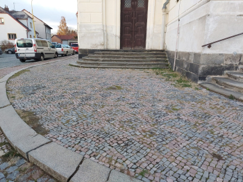 Chodník u kostela sv. Vojtěcha. Foto: město 