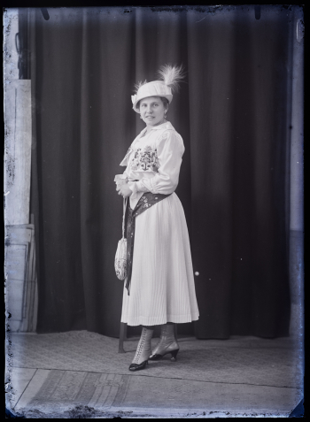 Dcera Kozlíkových Marie v oděvu odkazujícím na lidové kroje na fotografii asi z let 1920–1922. Foto: SOkA Příbram
