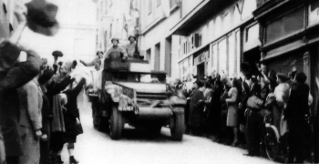 Dne 9. května 1945 vítali obyvatelé Příbrami s nadšením na hlavním náměstí příslušníky Ruské osvobozenecké armády (ROA) generála Vlasova, konkrétně vojáky 3. pluku 1. divize generála Sergeje Buňačenka. Vlasovci v těchto dnech sehráli na Příbramsku aktivní roli – na několika místech se zapojili do ozbrojených střetnutí s ustupujícími německými jednotkami a přispěli tak k definitivnímu konci okupace v regionu.