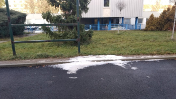 Druhé foto ukazuje, jak tato hromádka soli přetrvávala i v prosinci po roztátí sněhu. 