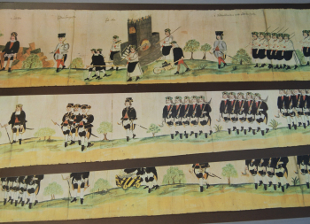 Hornická paráda v Sasku 1719. V prostředním pásu pochoduje hormistr s horníky, nahoře jsou hutníci. Se svolením Museum für Sächsische Volkskunst (SKD), E 2561; Foto: Melanie Meier