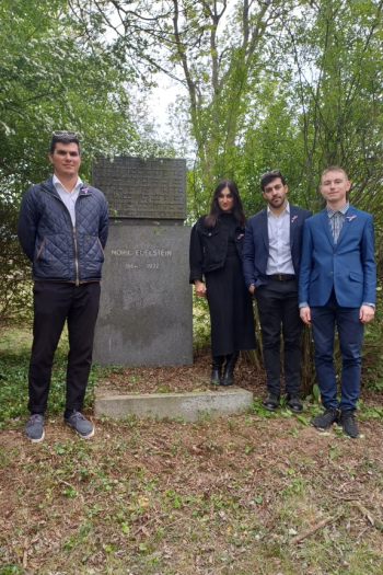 Hosté také navštívili židovský hřbitov. Zleva Felipe Kantor, Emma Günsberger, Tomas Kantor-Nagel a Vojtěch Řapek. Foto: Jana Klímová
