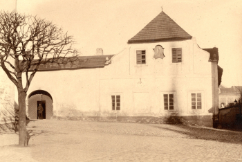 Hostinec U Heroltů, vpravo jsou vidět zeď zahrady báňského ředitelství a synagoga.