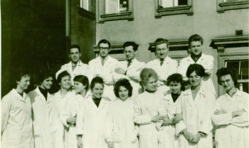 Jan Mička nahoře druhý zleva v brýlích (první zleva prof. Pavel Pafko) se spolužáky na lékařské fakultě. 