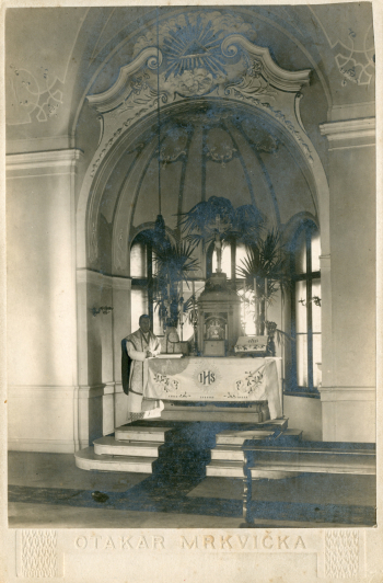 Kaple v reálce (aule), u oltáře zřejmě František Gutwirth. Pořízeno asi v letech 1908–1914. Zdroj (3×): SOA v Praze – SOkA Příbram