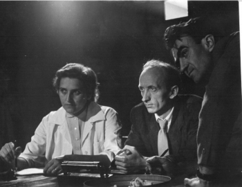 Kontrolní promítání Čerta a Káči (1954). Na snímku je Václav Bedřich s animátorem Břetislavem Dvořákem a střihačkou Janou Šebestíkovou.
