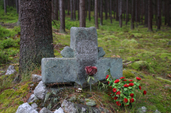 Kříž připomíná tragickou smrt lesníka Václava Gregora ze Záběhlé. Foto (2×): Jaroslav Hodrment