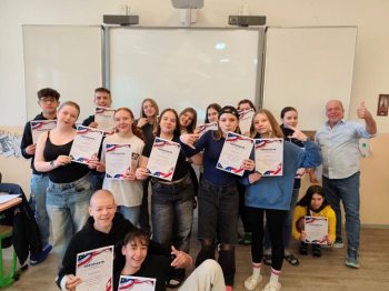 Lektor Johan Uggla (vpravo) se s našimi žáky setkal v projektu English4fun. Foto: ZŠ Jiráskovy sady