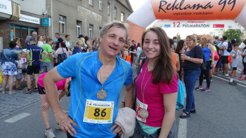 Libor Liška v cíli půlmaratonu v roce 2018. Na fotce s dcerou Kateřinou, která běžela štafetu. Foto: archiv