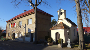 Malý Chlumec, kaple a radnice