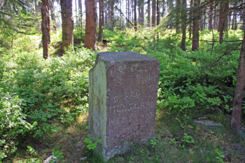 Malý Tok, vrchol – kamenný sloupek s datem 1862. Foto: Jaroslav Hodrment