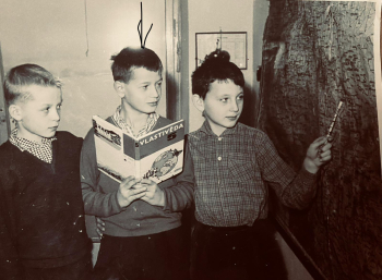 Milan Mráz (uprostřed s knihou) ve škole v roce 1965. Foto: Post Bellum