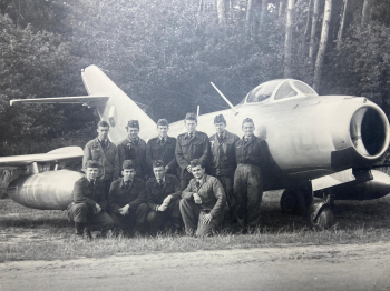 Miloslav Hadač na vojně u letectva, v horní řadě druhý zleva. 