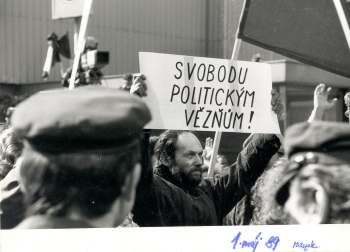 Miroslav Kamil Černý na demonstraci na Můstku 1. května 1989. Zdroj snímků (3×): Post Bellum