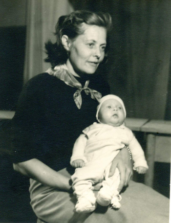 Miroslav Kamil Černý se svojí maminkou, 1951