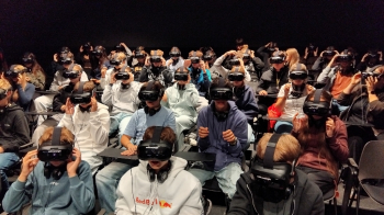 Největší zážitek v infocentru JE Temelín přišel ve chvíli, kdy jsme dostali brýle virtuální reality. Foto: Pavla Linhartová