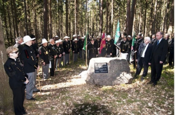 Odhalení památníku nejstarší stříbrné hutě na Příbramsku dne 21. dubna 2011.