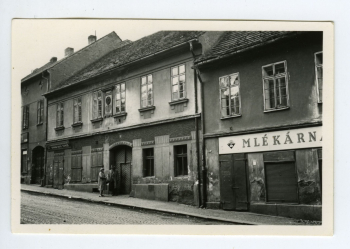 Pohled na dům čp. 9 v Plzeňské ulici směrem k náměstí, rok 1961. Zdroj: archiv HMP