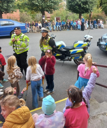 Policisté na ZŠ v Dolních Hbitech. Foto: Policie ČR