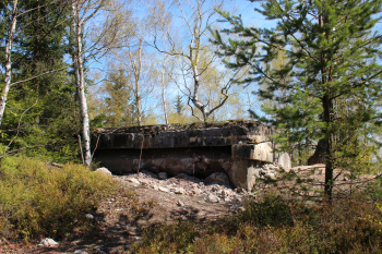 Poničený vojenský objekt, vrcholová partie Dlouhého vrchu. Foto (2×): Jaroslav Hodrment