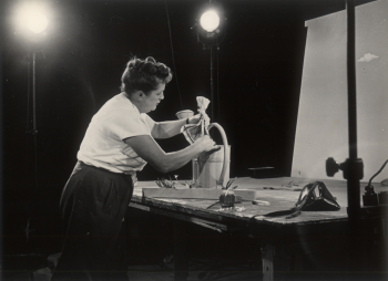 Pracovní snímek zachycuje Hermínu Týrlovou při natáčení filmu Uzel na kapesníku. Zdroj: Národní filmový archiv