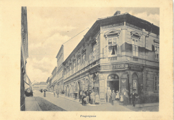 Pražská ulice v době, kdy v ní měl Samuel Beständig svůj obchod v č. p. 14/II naproti knihkupectví Eugena Petersona. 