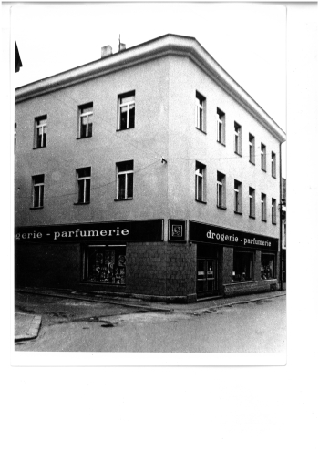 Procházkův rohový dům staré č. 286 (poté č. p. 133/ I, nyní 32/ II), v současnosti se zde nachází Drogerie Špina a synové. Snímek pořízený v 70. letech 20. století.