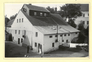 Puchernův mlýn č. 2, za ním ještě stojí zámek v Trhových Dušníkách (asi 1945). Zdroj snímků (3×): SOkA Příbram