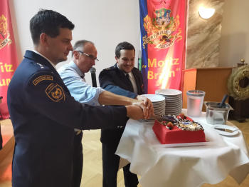 Slavnostní zakrojení dortu s motivy hasičů ve Freibergu a Příbrami. Foto: Jan Suchánek