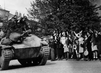 Sovětští tankisté ze 6. gardové tankové armády 2. ukrajinského frontu se dne 11. května 1945 objevili na příbramském náměstí. V této chvíli se na československém území nacházely tanky M4 Sherman americké výroby, které byly ve výzbroji Rudé armády výhradně u jednotek tohoto sovětského útvaru. 