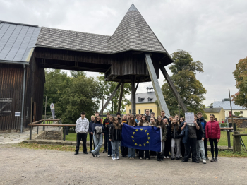 Společný snímek u freiberské radnice. Foto: ZŠ Školní Společný snímek u freiberské radnice. Foto: ZŠ Školní
