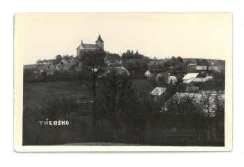 Třebsko před požárem kostela v roce 1953. Pod kostelem se nachází fara a u pravého okraje fotografie vidíme školu s přístavbou. Zdroj snímků (3×): SOkA Příbram