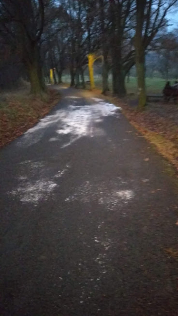 Třetí fotka je ze Svatohorské aleje 2. prosince 2025. 