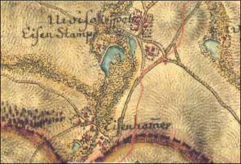 Uprostřed Vysokopecký rybník z roku 1744, vpravo od něj je bývalá nádržka Vokačovského mlýna, za silnicí vpravo Vokačovský rybník. 