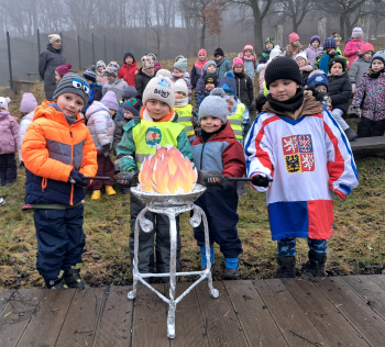 Úvodní ceremonie se zapálením olympijského ohně. Foto: MŠ Pohádka