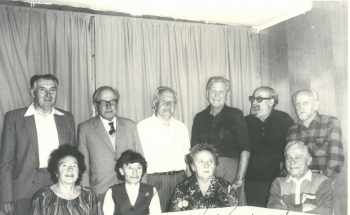 Václav Bedřich (vpravo nahoře) s bývalými spolužáky pravděpodobně v roce 1987. Setkání 49 let po maturitě se uskutečnilo v Příbrami.