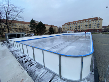 Vánoční kluziště na náměstí 17. listopadu. Foto: Mikoláš Břeň