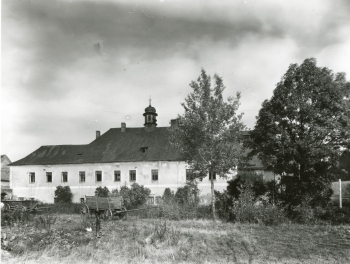 Zámek v Trhových Dušníkách (snímek nedatován) byl zbourán v březnu 1971. Zdroj: SOkA Příbram